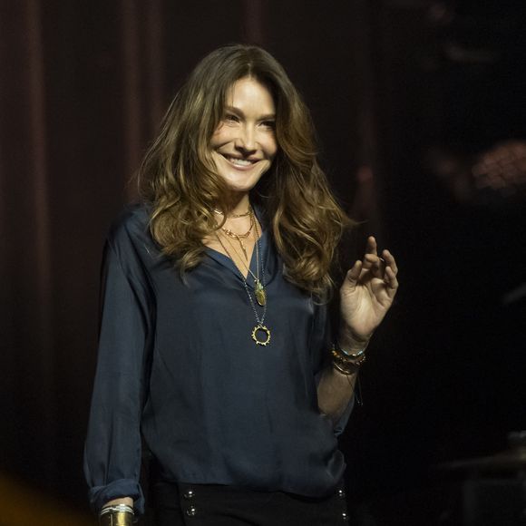 Afin de lui rendre hommage,

Carla Bruni - Scène du Gala de la Fondation Recherche Alzheimer placée sous le signe de l’émotion et du partage avec un concert unique sur le thème "2 générations chantent pour la 3ème" à l’Olympia à Paris le 17 mars 2025. © Olivier Borde - Bertrand Rindoff/Bestimage