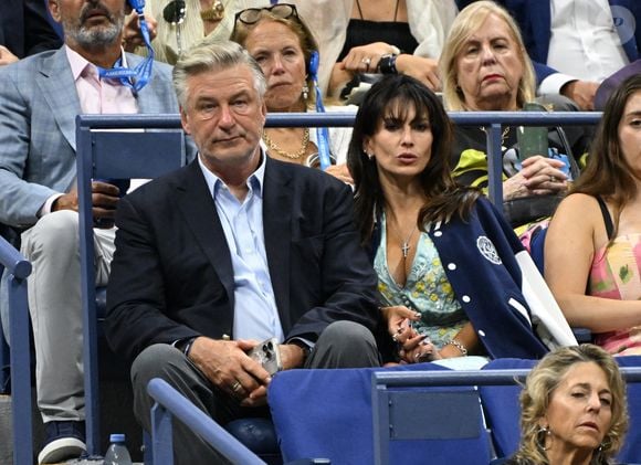 Flushing Meadows, New York  Novak Djokovic a affronté le talentueux Learner Tien au stade Louis Armstrong de l'USTA Billie Jean King National Tennis Center à Flushing, dans le Queens sous les yeux d'Alec Baldwin et de son épouse Hilaria. (Backgrid USA / Bestimage)