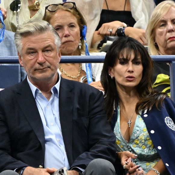 Flushing Meadows, New York  Novak Djokovic a affronté le talentueux Learner Tien au stade Louis Armstrong de l'USTA Billie Jean King National Tennis Center à Flushing, dans le Queens sous les yeux d'Alec Baldwin et de son épouse Hilaria. (Backgrid USA / Bestimage)