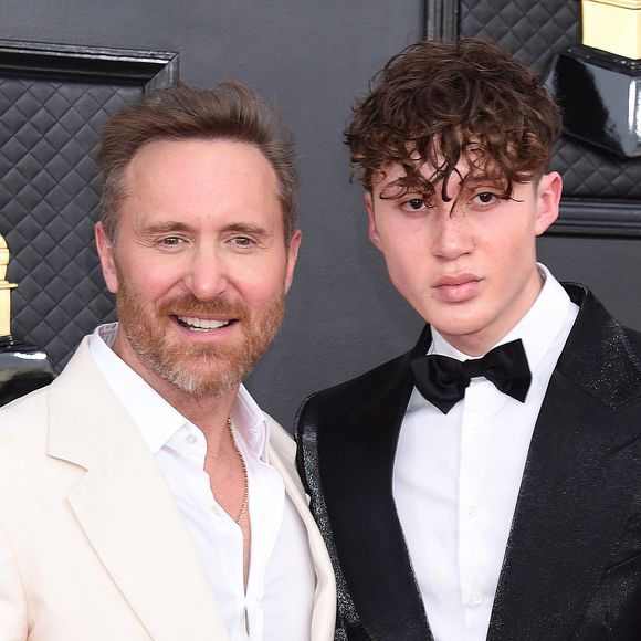 Comme chaque année, Saint-Tropez s'enflamme cet été, et un nom compte bien briller sur les platines.

David Guetta et son fils Tim Elvis au photocall de la 64ème édition des Grammy Awards au MGM Grand Garden à Las Vegas.