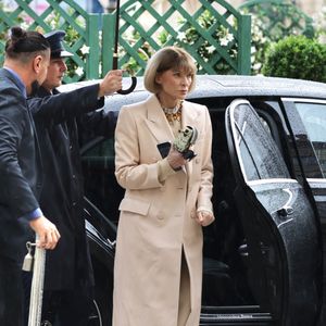 Et une question est désormais sur toutes les lèvres : qui pour la remplacer ? 

Anna Wintour arrive à l'hôtel Ritz à Paris, le 6 juillet 2025 @Backgrid USA / Bestimage