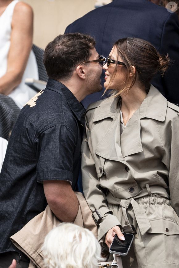 Antoine Dupont et sa compagne Iris Mittenaere en tribunes lors de la finale messieurs des Internationaux de France de Tennis de Roland Garros 2025 (jour 15), à Paris, France, le 8 juin 2025. © Cyril Moreau/Bestimage