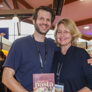 Les menus vont de 23 € pour le déjeuner à 55 € pour une formule complète, accessibles pour Paris.
Alessandro et Luana Belmondo à la Halle Georges Brassens de Brive-la-Gaillarde pour la 43eme Foire du Livre de Brive, le 7 novembre 2025.©Jean-Marc LHOMER/Bestimage.