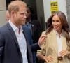Alors que son fils cadet le prince Harry a récemment fait parler de lui en affirmant à la BBC qu'il souhaitait faire la paix avec les Windsor, le célèbre monarque n'a pas publiquement réagi à sa prise de parole...
Le prince Harry, duc de Sussex et Meghan Markle, duchesse de Sussex, quittent leur hôtel par une porte dérobée à New York, le 23 avril 2025. (Backgrid USA / Bestimage).