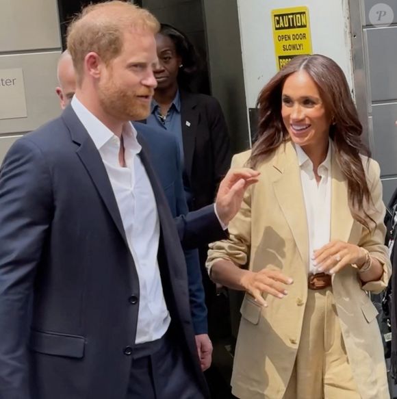 Alors que son fils cadet le prince Harry a récemment fait parler de lui en affirmant à la BBC qu'il souhaitait faire la paix avec les Windsor, le célèbre monarque n'a pas publiquement réagi à sa prise de parole...

Le prince Harry, duc de Sussex et Meghan Markle, duchesse de Sussex, quittent leur hôtel par une porte dérobée à New York, le 23 avril 2025. (Backgrid USA / Bestimage).