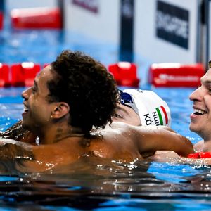 Shaine Casas des États-Unis, argent, Hubert Kos de Hongrie, bronze, Leon Marchand de France, or, réagissent après avoir concouru dans la finale du 200m quatre nages hommes lors des 22es Championnats du Monde de Natation à l'Arena WAC à Singapour (Singapour), le 31 juillet 2025. © PsnewZ/Bestimage