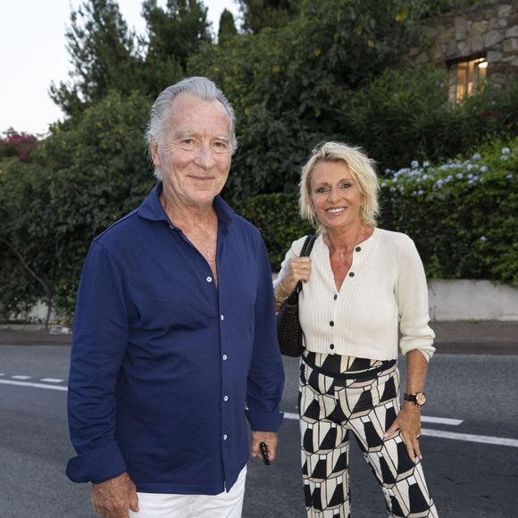 Sophie Davant et William Leymergie ne se quittent plus.

Exclusif - William Leymergie et sa compagne Sophie Davant - Personnalités à la représentation de la pièce de théâtre "Le jour du kiwi" au Théâtre de Verdure lors du  Festival de Ramatuelle.
Cyril Bruneau / Festival de Ramatuelle / Bestimage