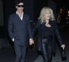 En exclusivité, l'agence Bestimage a partagé des images bouleversantes des funérailles. Très ému, Lloyd Klein entouré de proches a tendrement embrassé le cercueil en bois de sa moitié.
Los Angeles : Lloyd Klein et Jocelyn Wildenstein en balade à Los Angeles, Californie, le 23 mai 2023.