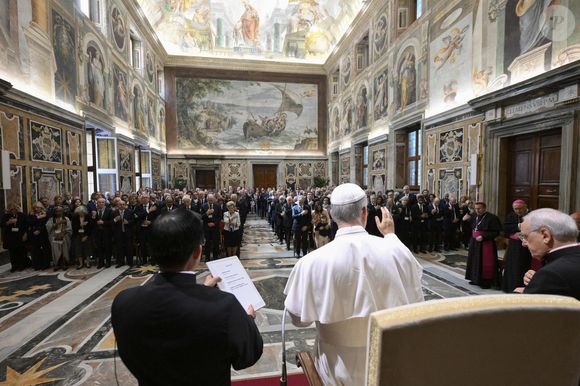 Robert Francis Prevost a été élu par le conclave et est devenu le pape Léon XIV le 8 mai dernier.

Le Pape Léon XIV lors d'une audience à la Fondation Centesimus Annus Pro Pontifice au Vatican, le 17 mai 2025.© ANSA via ZUMA Press/Bestimage