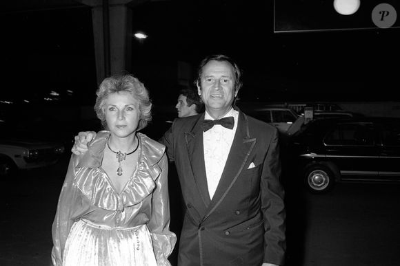 Une triste nouvelle.

Archives - Geneviève Brunet et Georges Descrières lors d'une soirée Julio Iglesias au palais des Congrès à Paris, le 22 septembre 1981.

Photo : Jean-Claude Woestelandt / Bestimage