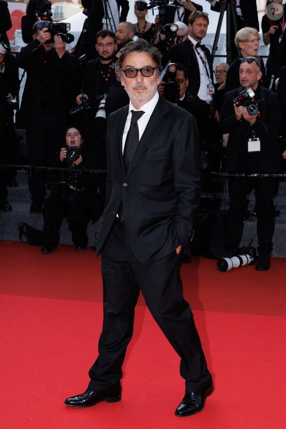 Yvan Attal à la montée des marches du film « The Phoenician Scheme » lors du 78ème Festival International du Film de Cannes, au Palais des Festivals à Cannes. Le 18 mai 2025. © Jacovides-Moreau / Bestimage