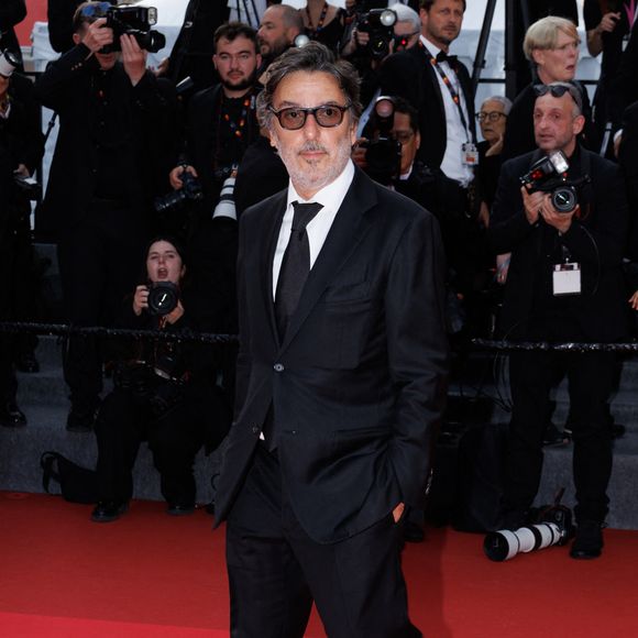 Yvan Attal à la montée des marches du film « The Phoenician Scheme » lors du 78ème Festival International du Film de Cannes, au Palais des Festivals à Cannes. Le 18 mai 2025. © Jacovides-Moreau / Bestimage