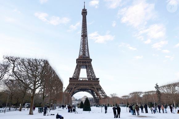 Les enchères se sont totalement envolées pour finalement atterrir à la somme dingue de 450 160 euros. 

La tour Eiffel et le Champ-de-Mars sont sous la neige à Paris le 7 janvier 2026.

© Christophe Aubert / Bestimage