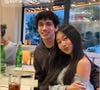 Le quatuor a partagé un dîner exceptionnel dans un lieu très en vogue de la Cité des Anges : le restaurant Sora.

Laeticia Hallyday a partagé une photo de sa fille Jade avec son compagnon sur Instagram