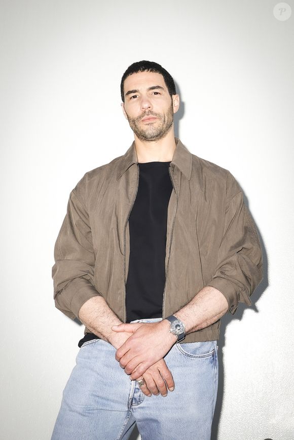 Tahar Rahim en backstage de l'émission "C à vous" lors du 78ème Festival International du Film de Cannes le 20 mai 2025. © Jack Tribeca / Bestimage