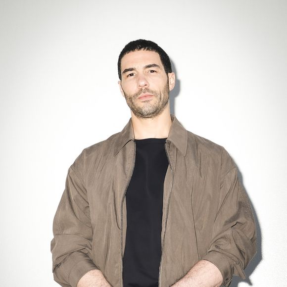 Tahar Rahim en backstage de l'émission "C à vous" lors du 78ème Festival International du Film de Cannes le 20 mai 2025. © Jack Tribeca / Bestimage
