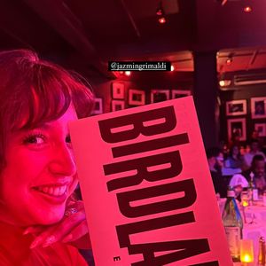 Jazmin Grace Grimaldi, fille naturelle d'Albert de Monaco et Tamara Rotolo, chantant à New York