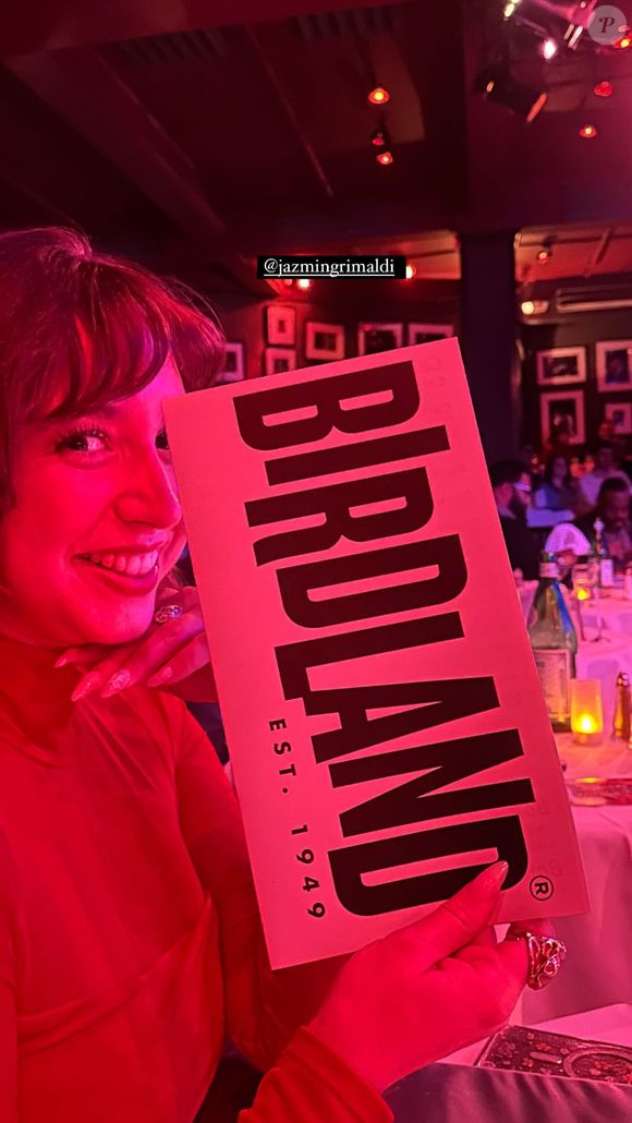 Jazmin Grace Grimaldi, fille naturelle d'Albert de Monaco et Tamara Rotolo, chantant à New York