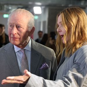 Le roi Charles III d'Angleterre, accompagné de Stella McCartney, visite une exposition célébrant l'innovation britannique durable lors de la Fashion Week à Londres, quelques heures après l'arrestation de son frère, A.Mountbatten-Windsor, le 19 février 2026.
PA Photo/ Bestimage