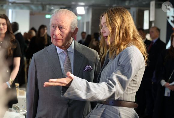 Le roi Charles III d'Angleterre, accompagné de Stella McCartney, visite une exposition célébrant l'innovation britannique durable lors de la Fashion Week à Londres, quelques heures après l'arrestation de son frère, A.Mountbatten-Windsor, le 19 février 2026.
PA Photo/ Bestimage