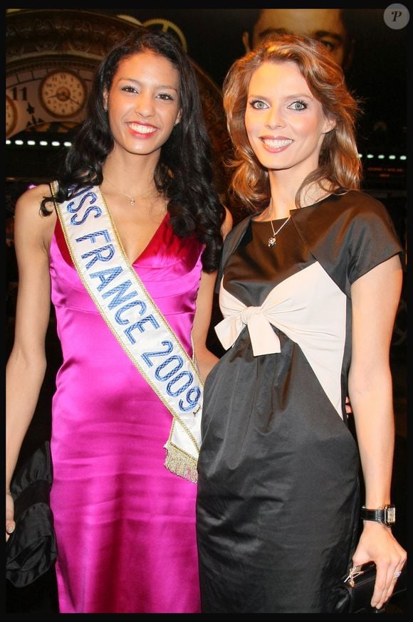 Miss France 2009 Chloé Mortaud et Sylvie Tellier à la première du film L'étrange histoire de Benjamin Button à Paris. © Rindoff-Borde / Bestimage