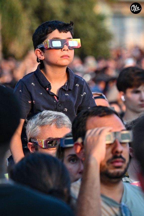 Illustration du public regardant l'eclipse solaire depuis la Promenade des Anglais à Nice, le 12 août 2026. 

© Bruno Bebert / Bestimage