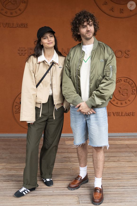 Lucie Boujenah et son compagnon Thomas Solivéres au village lors des Internationaux de France de Tennis de Roland Garros 2025, à Paris, France, le 5 Juin 2025. © Jacovides-Moreau/Bestimage
