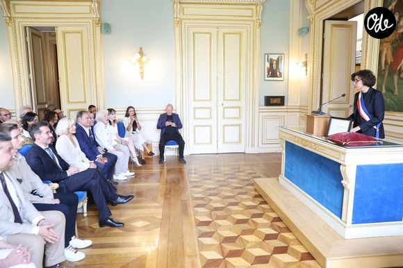 Exclusif - ⁠ Rachida Dati - ⁠Damien Nougarède reçoit des mains de Rachida Dati les insignes de Chevalier dans l’ordre des Arts et Lettres, lors d’une cérémonie organisée dans la salle des mariages de la mairie du 7ème arrondissement à Paris le 15 juillet 2026. © Alain Guizard/Bestimage