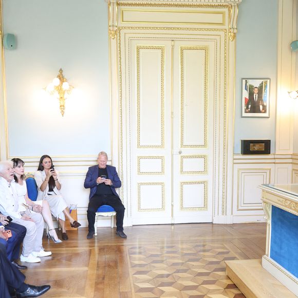 Exclusif - ⁠ Rachida Dati - ⁠Damien Nougarède reçoit des mains de Rachida Dati les insignes de Chevalier dans l’ordre des Arts et Lettres, lors d’une cérémonie organisée dans la salle des mariages de la mairie du 7ème arrondissement à Paris le 15 juillet 2026. © Alain Guizard/Bestimage