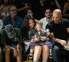 Pendant le show, le petit garçon s'est amusé avec un mini ventilateur violet à main pendant que sa maman filmait les pièces imaginées par son chéri.

Rihanna en Front Row du défilé AWGE "Collection Homme Prêt-à-Porter Printemps/Eté 2026" lors de la Fashion Week de Paris (PFW)Backgrid UK/ Bestimage