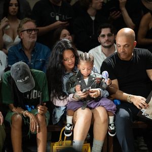 Pendant le show, le petit garçon s'est amusé avec un mini ventilateur violet à main pendant que sa maman filmait les pièces imaginées par son chéri.

Rihanna en Front Row du défilé AWGE "Collection Homme Prêt-à-Porter Printemps/Eté 2026" lors de la Fashion Week de Paris (PFW)Backgrid UK/ Bestimage