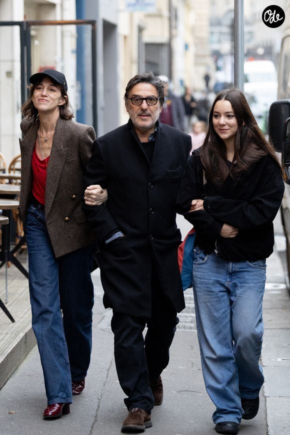 Ce jour-là, Yvette Attal célébrait son 97e anniversaire

Charlotte Gainsbourg , Yvan Attal et leur fille Jo Attal - Inauguration de la passerelle Jane Birkin devant les 41-43 quai de Valmy à Paris le 13 décembre 2025.
© Cyril Moreau / Bestimage