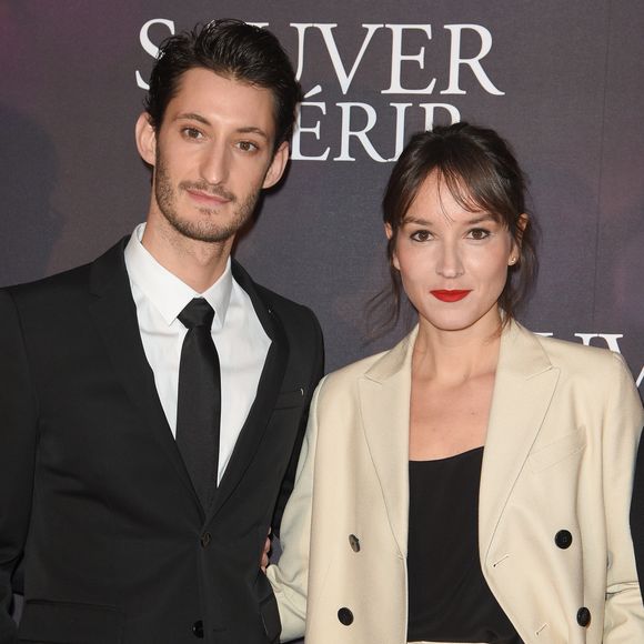 Et c'est la comédienne Anaïs Demoustier qui prête ses traits à Mercedes, celle qui fera vaciller le coeur d'Edmond Dantes.



Pierre Niney et Anaïs Demoustier - Avant-première du film "Sauver ou Périr" au cinéma UGC Normandie à Paris le 21 novembre 2018. © Coadic Guirec/Bestimage