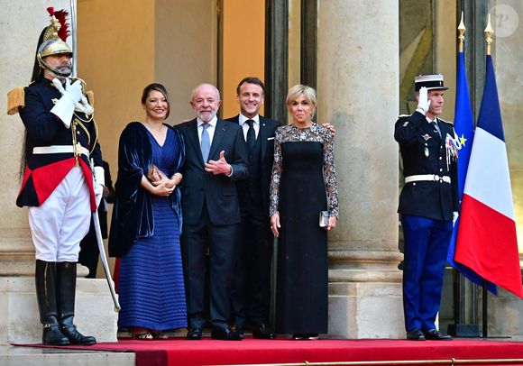 Le président du Brésil Luiz Inácio Lula da Silva, Rosângela da Silva, la première dame du Brésil, le président Emmanuel Macron et sa femme Brigitte Macron - Arrivées des personnalités au dîner d’État en l’honneur du président brésilien et de sa femme au palais présidentiel de l’Élysée à Paris le 5 juin 2025.

© Christian Liewig / Bestimage
