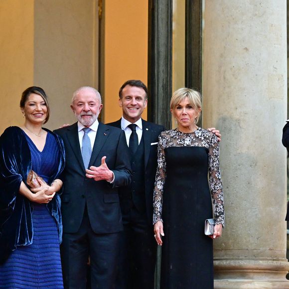 Le président du Brésil Luiz Inácio Lula da Silva, Rosângela da Silva, la première dame du Brésil, le président Emmanuel Macron et sa femme Brigitte Macron - Arrivées des personnalités au dîner d’État en l’honneur du président brésilien et de sa femme au palais présidentiel de l’Élysée à Paris le 5 juin 2025.

© Christian Liewig / Bestimage