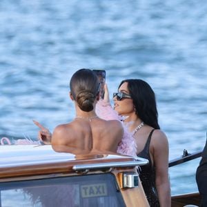 Kim et Khloé Kardashian lors du mariage de Jeff Bezos et Lauren Sanchez à Venise le 27 juin 2025. Backgrid USA / Bestimage