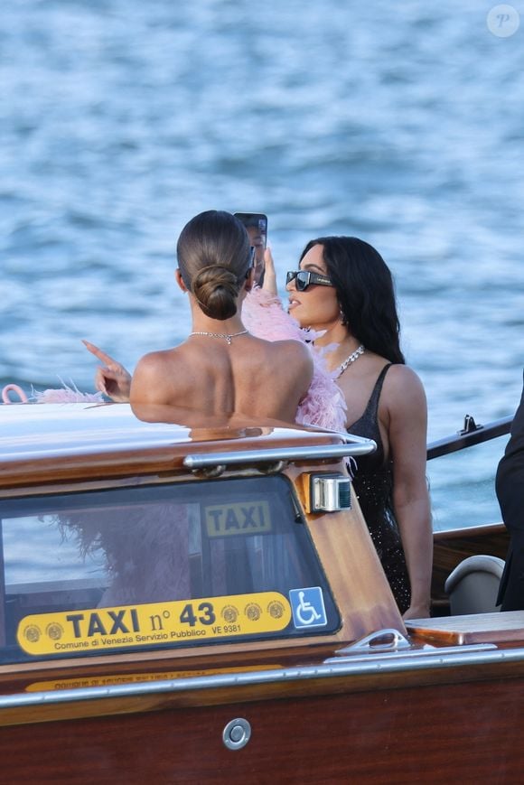 Kim et Khloé Kardashian lors du mariage de Jeff Bezos et Lauren Sanchez à Venise le 27 juin 2025. Backgrid USA / Bestimage