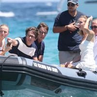 Ces deux célèbres "filles de" retrouvent leurs amis, grands princes : une jeunesse dorée qui profite à Saint-Tropez !