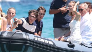 Ces deux célèbres "filles de" retrouvent leurs amis, grands princes : une jeunesse dorée qui profite à Saint-Tropez !