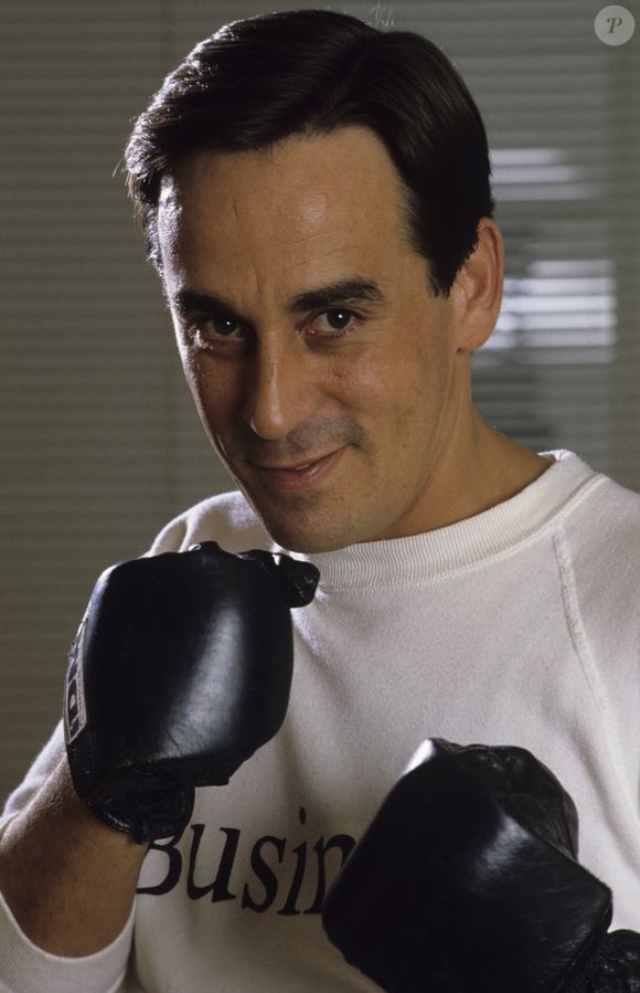Créatif à l'extrême, il en avait imaginé des choses mais peut-être pas celle-là. 

En France, à Paris, Thierry Ardisson dans sa salle de gym aménagée le 23 avril 1986