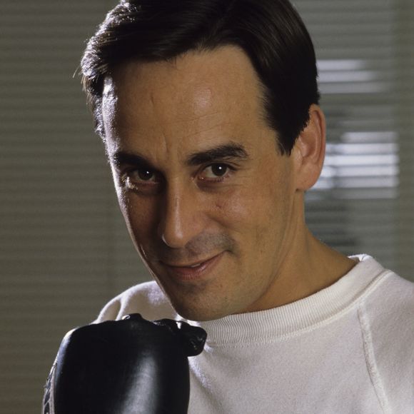 Créatif à l'extrême, il en avait imaginé des choses mais peut-être pas celle-là. 

En France, à Paris, Thierry Ardisson dans sa salle de gym aménagée le 23 avril 1986