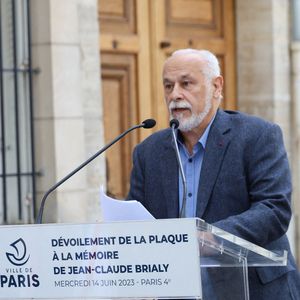 Francis Perrin - Dévoilement d'une plaque commémorative en l'honneur de Jean-Claude Brialy sur la façade de l'immeuble où il vécut 25 quai de Bourbon Paris 4ème, à Paris, France, le 14 juin 2023. © Coadic Guirec/Bestimage