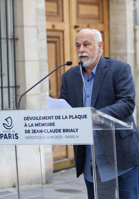 Francis Perrin - Dévoilement d'une plaque commémorative en l'honneur de Jean-Claude Brialy sur la façade de l'immeuble où il vécut 25 quai de Bourbon Paris 4ème, à Paris, France, le 14 juin 2023. © Coadic Guirec/Bestimage