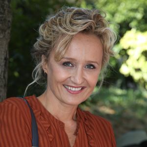 Caroline Roux, journaliste reconnue et figure emblématique de l’audiovisuel français, mène une carrière exigeante entre "C dans l’air" sur France 5 et "L’événement" sur France 2, tout en veillant à sa vie de famille avec son compagnon et leurs enfants. 

Exclusif - Caroline Roux - Arrivées à l'enregistrement de l'émission TV "Vivement Dimanche prochain" à Paris. Agence / Bestimage