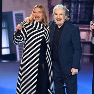 Santa et Serge Lama (Victoire d'honneur) lors de la 38ème cérémonie des Victoires de la musique à la Seine musicale de Boulogne-Billancourt, France, le 10 février 2023. © Coadic Guirec/Bestimage