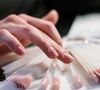 Pour la manucuriste Julia Diogo, la réussite de cette pose transparente repose obligatoirement sur une préparation parfaite de l'ongle et des cuticules.