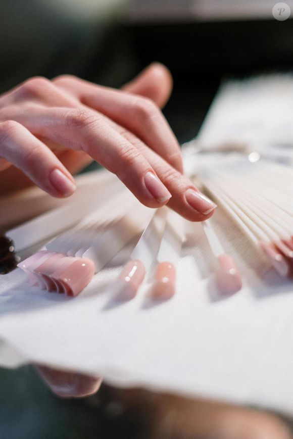 Pour la manucuriste Julia Diogo, la réussite de cette pose transparente repose obligatoirement sur une préparation parfaite de l'ongle et des cuticules.