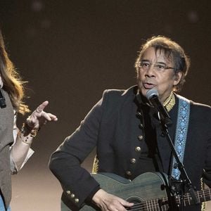 Carla Bruni et Laurent Voulzy se produisent sur scène lors de la 40ème édition des Victoires de la Musique à La Seine Musicale le 14 février 2025 à Boulogne-Billancourt, France. Photo par David NIVIERE/ABACAPRESS.COM