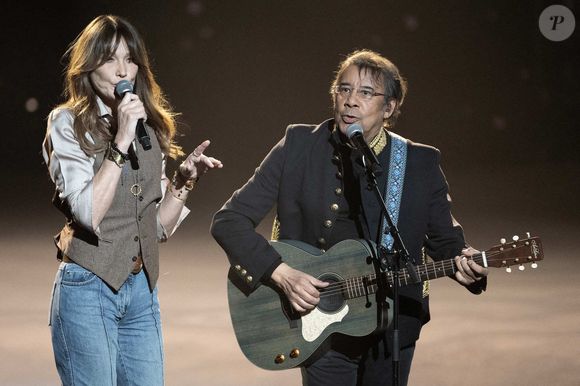Carla Bruni et Laurent Voulzy se produisent sur scène lors de la 40ème édition des Victoires de la Musique à La Seine Musicale le 14 février 2025 à Boulogne-Billancourt, France. Photo par David NIVIERE/ABACAPRESS.COM