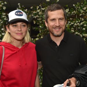 "Je pense que j’aurai éternellement ce manque de confiance en moi", a confié le papa de Marcel et Louise dans l'émission "Sept à Huit", diffusée sur TF1 en mars dernier. 


Guillaume Canet et sa compagne Marion Cotillard au village lors des internationaux de France à Roland Garros le 10 juin 2018.
© Veeren / Bestimage